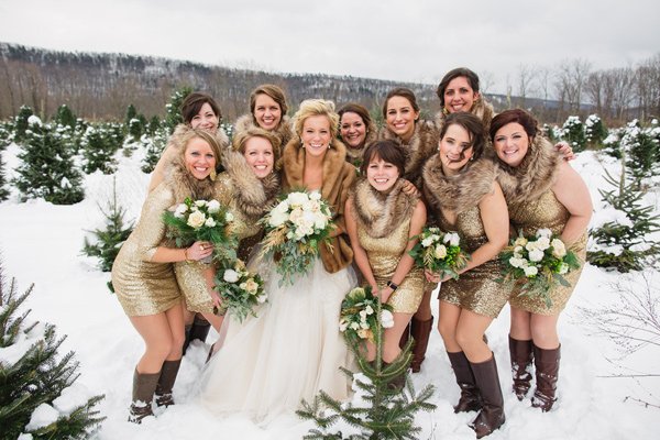 冬季伴娘礼服甜美毛皮耸肩和金色亮片礼服