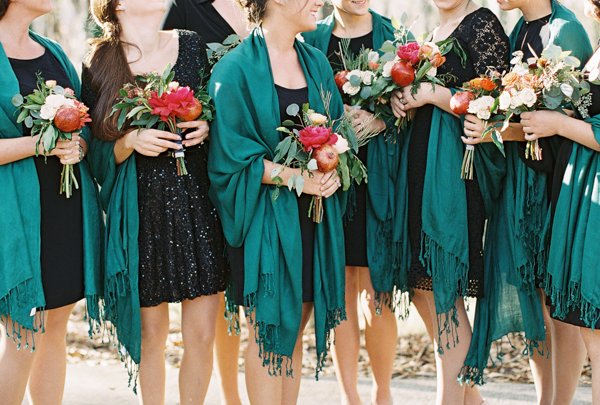 在华丽的黑色和绿色的围巾伴娘礼服